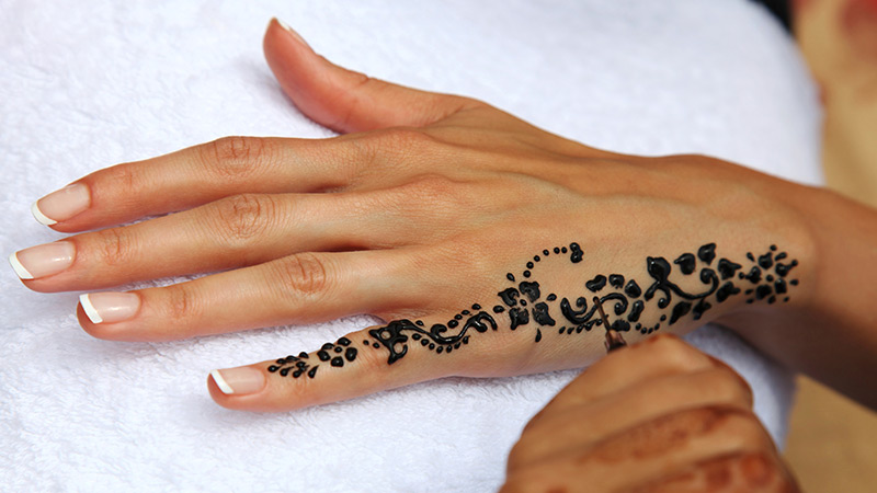 Tatuaje de henna negra